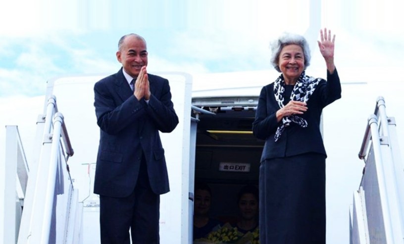 រូបថត​៖ ព្រះមហាក្សត្រ នរោត្ដម សីហមុនី និងព្រះមហាក្សត្រិយ៍ នរោត្ដម មុនីនាថ សីហនុ យាង​ចេញទៅ​ប្រទេសចិន ដើម្បី​ពិនិត្យ​ព្រះសុខភាព។