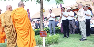 ព្រះ​មហាក្សត្រ ព្រះបាទ នរោត្តម សីហមុនី (ស្ដាំ) ជាមួយ​ថ្នាក់ដឹកនាំកំពូលរដ្ឋាភិបាល ​ក្នុង​ពិធី​បុណ្យ​រុក្ខទិវា នៅ​ភូមិ​អូរកាខុប ឃុំ​ក្រាំងល្វា ស្រុក​សាមគ្គីមានជ័យ ខេត្ត​កំពង់ឆ្នាំង ថ្ងៃទី៩ កក្កដា ២០២៣។