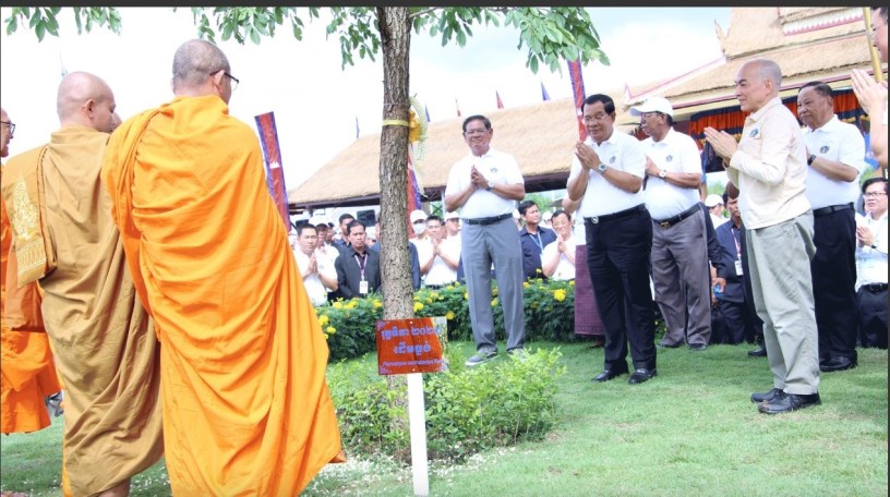 ព្រះ​មហាក្សត្រ ព្រះបាទ នរោត្តម សីហមុនី (ស្ដាំ) ជាមួយ​ថ្នាក់ដឹកនាំកំពូលរដ្ឋាភិបាល ​ក្នុង​ពិធី​បុណ្យ​រុក្ខទិវា នៅ​ភូមិ​អូរកាខុប ឃុំ​ក្រាំងល្វា ស្រុក​សាមគ្គីមានជ័យ ខេត្ត​កំពង់ឆ្នាំង ថ្ងៃទី៩ កក្កដា ២០២៣។