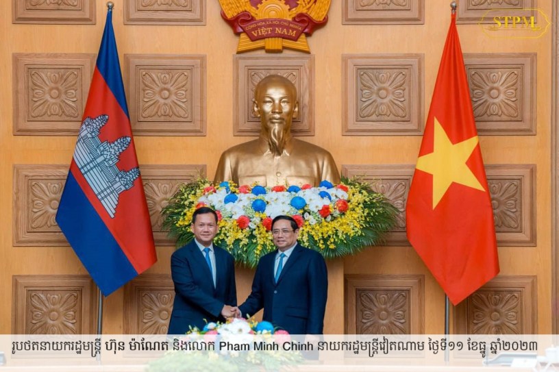 រូបថត៖ នាយករដ្ឋមន្ត្រី ហ៊ុន ម៉ាណែត និងលោក ផាម មិញជិញ (Pham Minh Chinh) នាយក​រដ្ឋមន្ត្រី​វៀតណាម​ នៅ​ទីក្រុង​ហាណូយ ថ្ងៃ​ទី​១១ ខែធ្នូ ឆ្នាំ២០២៣។